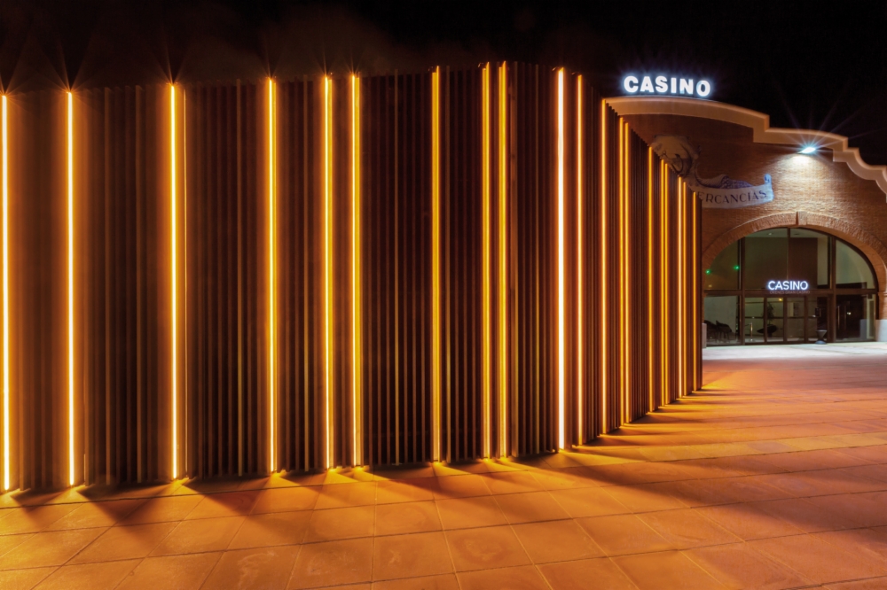 Saxun Louvres to clad and illuminate the access to the Gran Casino of Castellón