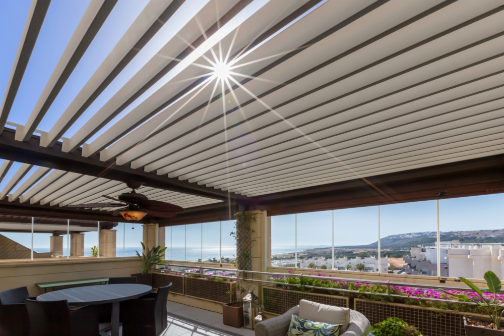 Sun protection system and natural light to revitalise a terrace with sea views
