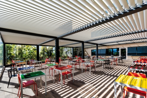 Bioclimatic pergolas to protect company canteen