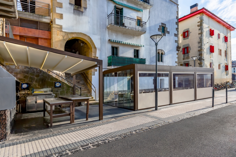 Le pergole bioclimatiche Saxun aumentano il comfort della terrazza del leggendario ristorante Xixario di Orio